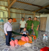 Công an xã Lương Tâm tổ chức Đoàn đến thăm, tặng quà cho công nhân bị tai nạn lao động