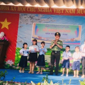 Công an xã Tân Hòa trao quà cho học sinh nhân dịp khai giảng