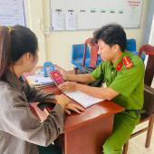 Công an xã Tân Phước Hưng tăng cường giải quyết thủ tục hành chính cho người dân