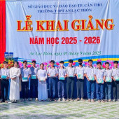 Phòng An ninh kinh tế Công an thành phố Cần Thơ phối hợp Công ty TNHH TKG Taekwang Cần Thơ trao quà cho học sinh có hoàn cảnh khó khăn nhân dịp khai giảng năm học mới 2025 - 2026.