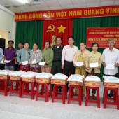 Cảnh sát cơ động Cần Thơ hành quân dã ngoại, tặng quà cho Nhân dân