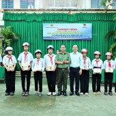Tuyên truyền pháp luật và trao quà cho các em học sinh  Trường THCS Châu Văn Liêm, phường Vị Tân