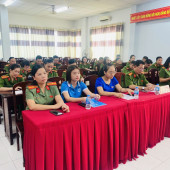 Công an phường Hưng Phú tiếp tục thực hiện Chương trình “Mẹ đỡ đầu – Tình thương cho em hậu Covid”