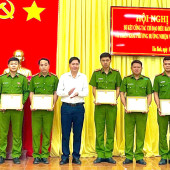 Ủy ban nhân dân xã Tân Bình trao tặng Giấy khen cho 10 cá nhân  có thành tích trong công tác đấu tranh phòng, chống tội phạm
