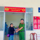 Công an xã Lương Tâm hỗ trợ trao trả tài sản cho công dân bị đánh rơi