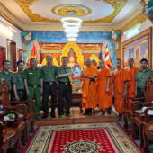 Lãnh đạo CATP Cần Thơ thăm, tặng quà các chùa Phật giáo Nam tông Khmer nhân dịp lễ Sene Dolta năm 2025.