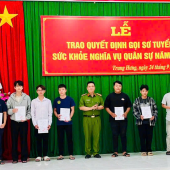 Hội đồng nghĩa vụ quân sự xã Trung Hưng trao quyết định gọi sơ tuyển sức khỏe nghĩa vụ quân sự năm 2026