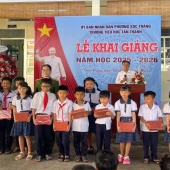 “Tiếp bước em đến trường” - Trao quà hỗ trợ học sinh  có hoàn cảnh khó khăn tại phường Sóc Trăng