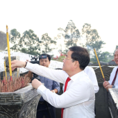 Công an thành phố cùng đoàn công tác của lãnh đạo thành phố Cần Thơ viếng Nghĩa trang liệt sĩ Hậu Giang và Đền thờ Bác Hồ