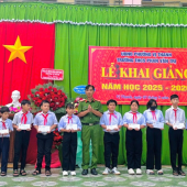 Công an phường Vị Thanh trao quà  tiếp bước trẻ em đến trường