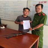 Công an xã Phong Điền, thành phố Cần Thơ vận động Nhân dân giao nộp vũ khí, công cụ hỗ trợ, vũ khí thô sơ