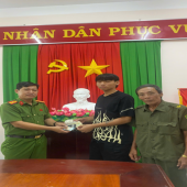 Công an xã Châu Thành hỗ trợ người dân trả lại tài sản nhặt được cho người bị mất.