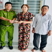 Công an xã Cờ Đỏ tổ chức trao trả lại tài sản cho người dân đánh rơi