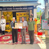 Trao Huân chương Bảo vệ Tổ quốc Hạng Ba cho thân nhân gia đình Trung tá Nguyễn Đông Cánh