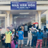 Người dân vui mừng, phấn khởi nhận quà Quốc khánh 2/9