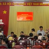 Lực lượng tham gia bảo đảm an ninh, trật tự ở cơ sở  trao quà người dân xã Thạnh Hòa