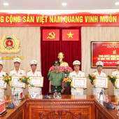 Lễ trao Huy hiệu 30 năm tuổi Đảng và công bố quyết định nghỉ hưu đối với cán bộ trong Công an thành phố