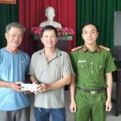Công an xã Vị Thanh 1 hỗ trợ người dân nhận lại  số tiền 100 triệu đồng chuyển nhầm