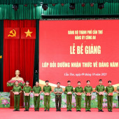 Công an thành phố Cần Thơ tổ chức Lễ Bế giảng Lớp Bồi dưỡng nhận thức về Đảng năm 2025