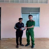 Công an xã Tân Phước Hưng trao trả giấy tờ và tiền đánh rơi cho người dân