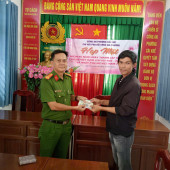 Công an phường Cái Khế trao trả tài sản bị đánh rơi cho người dân