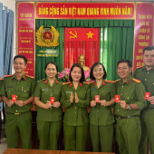 Công an phường Cái Khế phát thẻ đảng viên mới