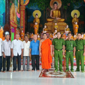 Công an xã Mỹ Tú thăm, hỗ trợ đội ghe Ngo chùa TumPokSoc tham gia Lễ hội Óoc Om Bóc