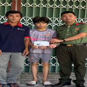 Phòng An ninh nội địa tặng quà cho học sinh có hoàn cảnh khó khăn