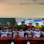 Phòng An ninh nội địa phối hợp tặng quà Trung Thu năm 2025 cho các em học sinh có hoàn cảnh khó khăn trên địa bàn