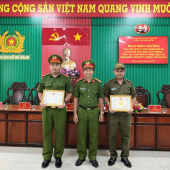 Công an xã Kế Sách khen thưởng 02 cá nhân  khám phá vụ trộm cắp tài sản