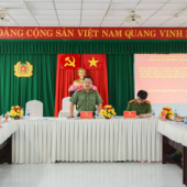 Tổ kiểm tra số 2 - Công an thành phố làm việc với Công an các xã, phường