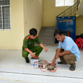 Công an xã Vĩnh Trinh vận động giao nộp công cụ  đánh bắt thủy sản trái phép