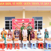 Công an xã Ngọc Tố tặng quà gia đình khó khăn và Lực lượng bảo vệ an ninh, trật tự ở cơ sở