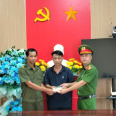 Công an xã Thạnh Xuân hỗ trợ người dân nhận lại tài sản bị đánh rơi