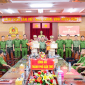 Đảng ủy Công an thành phố tổ chức Lễ trao tặng Huy hiệu 30 năm  tuổi Đảng đợt 07/11/2025