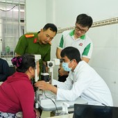Công an xã Tân Hòa phối hợp khám bệnh về mắt và phát thuốc miễn phí cho người dân