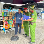 Công an phường Cái Răng đẩy mạnh tuyên truyền quy định về thiết bị an toàn cho trẻ em khi ngồi trên ô tô