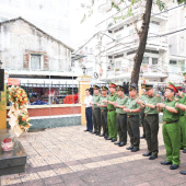 Công an thành phố Cần Thơ dâng hương, tưởng niệm các anh hùng, liệt sĩ tại Nhà truyền thống lực lượng Công an Cần Thơ