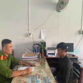 Công an xã Vị Thủy vận động đối tượng truy nã  “đặc biệt nguy hiểm” ra đầu thú