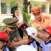 Công an thành phố Cần Thơ tuyên truyền kiến thức về an toàn giao thông cho học sinh