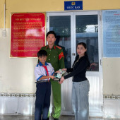 Khen tặng cháu học sinh “nhặt được của rơi, trả lại người đánh mất” tại phường Vĩnh Châu