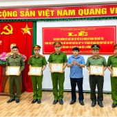 Ủy ban nhân dân phường Long Mỹ trao khen thưởng đột xuất đối với tập thể và các cá nhân có thành tích xuất sắc trong triệt phá điểm ma túy trên địa bàn