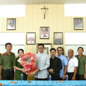 Công an phường Long Tuyền đến thăm và chúc mừng các vị chức sắc, chức việc cùng bà con giáo dân nhân dịp Lễ Giáng sinh năm 2025