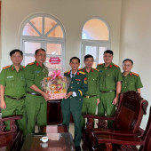 Công an phường Bình Thủy thăm, chúc mừng các đơn vị Quân đội nhân kỷ niệm 81 năm Ngày thành lập Quân đội nhân dân Việt Nam