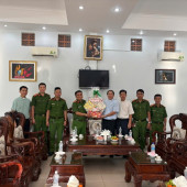 Công an phường Bình Thủy thăm, chúc mừng Giáng sinh các Giáo xứ trên địa bàn