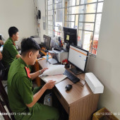 Công an xã Tân Hòa xung kích, quyết liệt tham gia cao điểm 20 ngày, đêm làm sạch dữ liệu phương tiện