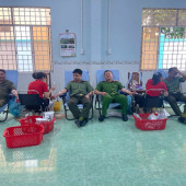 Cán bộ, đoàn viên thanh niên Công an phường Trung Nhứt  tham gia hiến máu tình nguyện