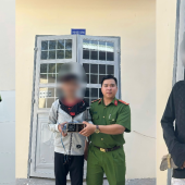 Công an xã Hồ Đắc Kiện tích cực vận động Nhân dân giao nộp  dụng cụ kích điện, vũ khí tự chế