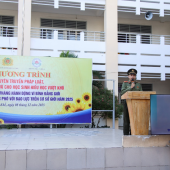 Công an thành phố tuyên truyền phòng, chống bạo lực học đường, bạo lực trên cơ sở giới và tặng quà học sinh vượt khó