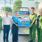 Công an phường An Bình chung tay hỗ trợ người dân khắc phục hậu quả do mưa lũ khu vực Trung Bộ